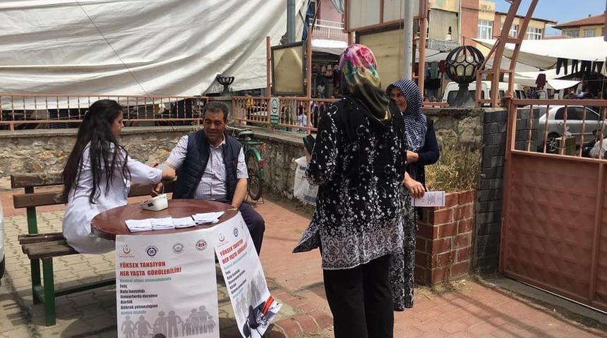 Kulalı sağlıkçılardan vatandaşlara tansiyon bilgilendirmesi
