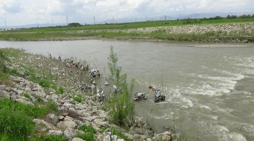 Karasu Nehri&rsquo;ne atılan &ccedil;&ouml;pler doğayı ve hayvanları tehdit ediyor