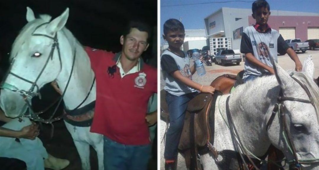 Мужчина привел лошадь. Хозяин прощается с лошадью. Хозяин любит лошадь. Конь на похоронах хозяина фото.