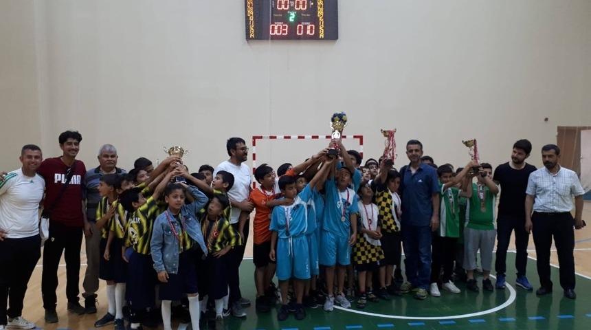 Issızca Şehit Ahmet &Ccedil;alık Ortaokulu hentbolda şampiyon