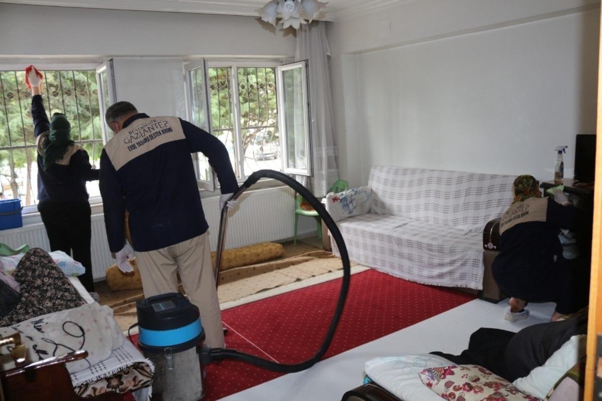 Yaşlı ve engelli evlerinde bayram temizliği