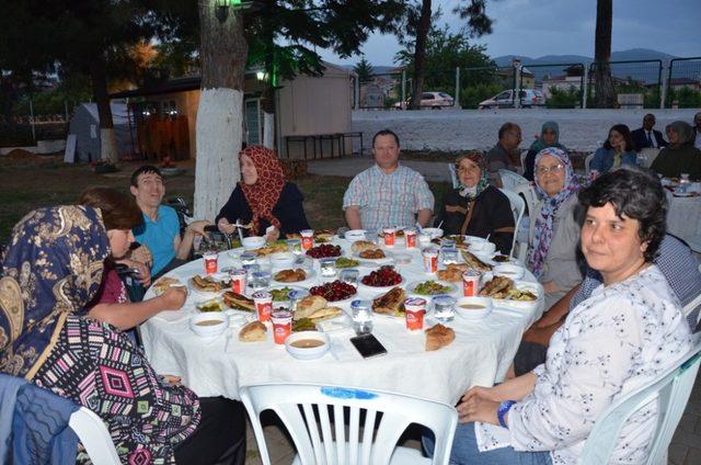 Engelsiz yaşam merkezi iftarda bir araya geldi