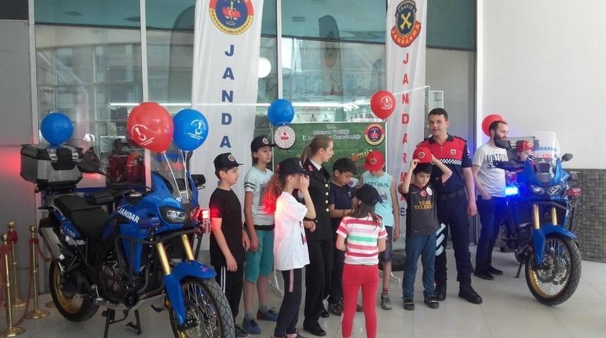 Jandarma’dan çocuklara şapka, büyüklere araç kokusu