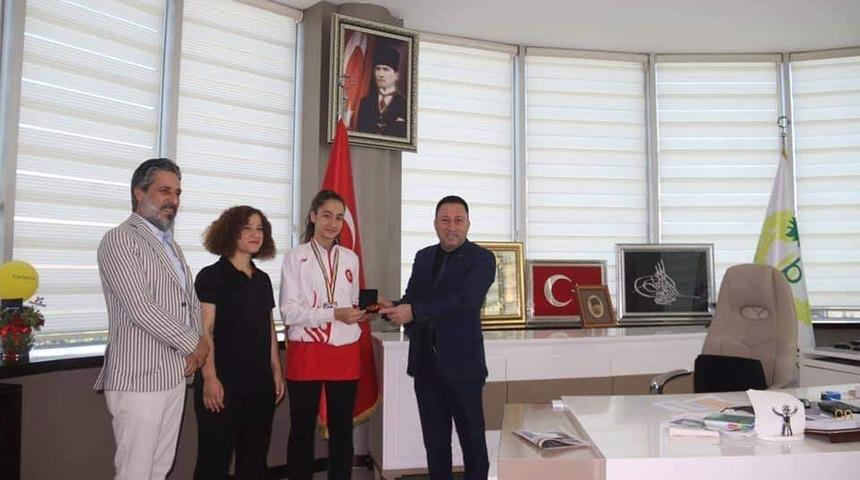 Başkan Beyoğlu’ndan şampiyon karateciye ödül