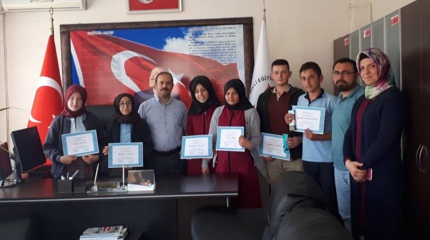 Başarılı öğrencilere belgeleri verildi