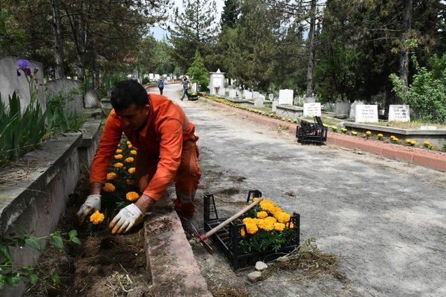 Mezarlıklarda bayram ziyaretleri hazırlıkları