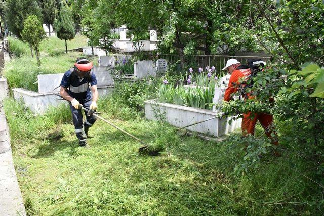 Mezarlıklarda bayram ziyaretleri hazırlıkları