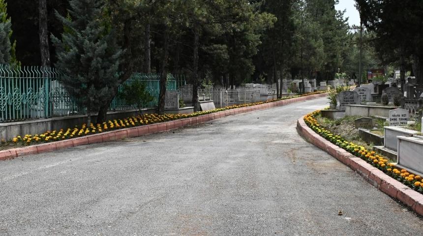 Mezarlıklarda bayram ziyaretleri hazırlıkları