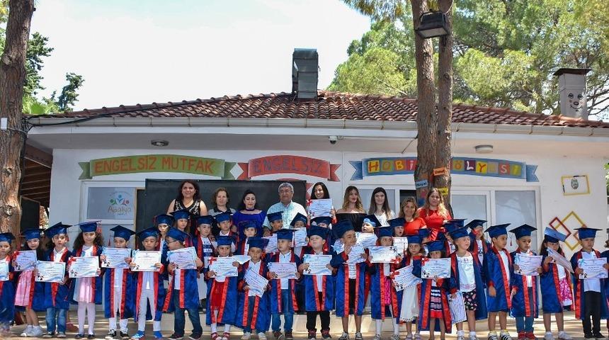 Miniklerin mezuniyet sevinci