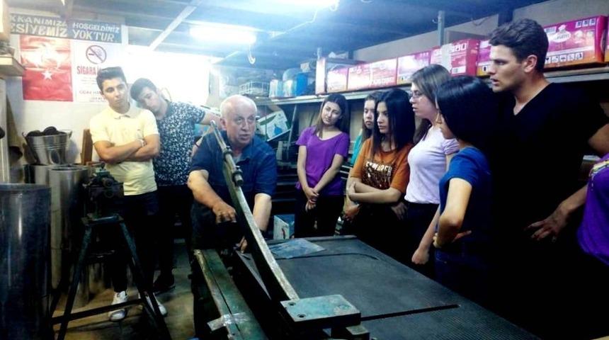 Sarıgöl’de kursiyerler 50 yıllık teneke ustasını ziyaret etti
