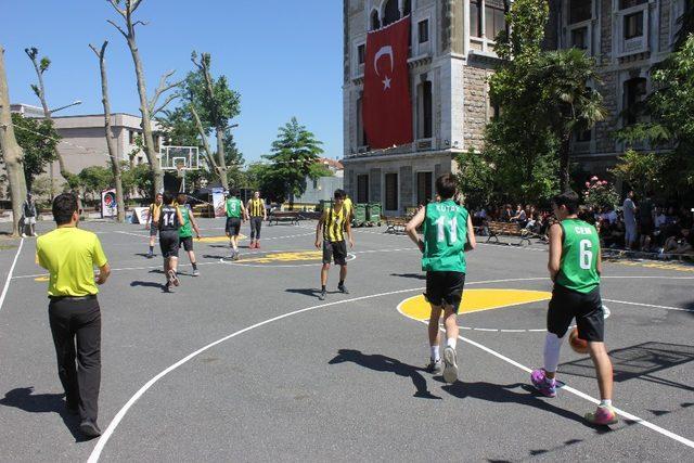 Bakan Kasapoğlu, İstanbul Erkek Lisesinde öğrencilerle buluştu