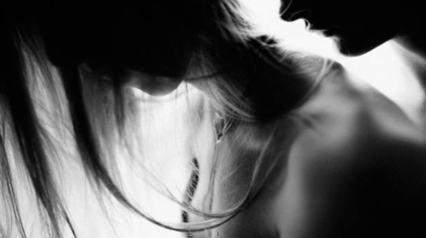 Ünlü futbolcunun eşi polis memuruyla otoparkta uygunsuz halde yakalandı!