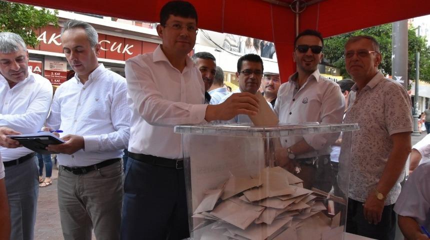 Başkan &Ouml;zcan referandumda oy kullandı