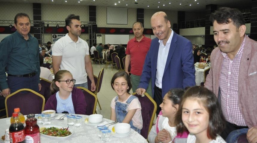Şuhut&rsquo;ta minik sporculara iftar verildi