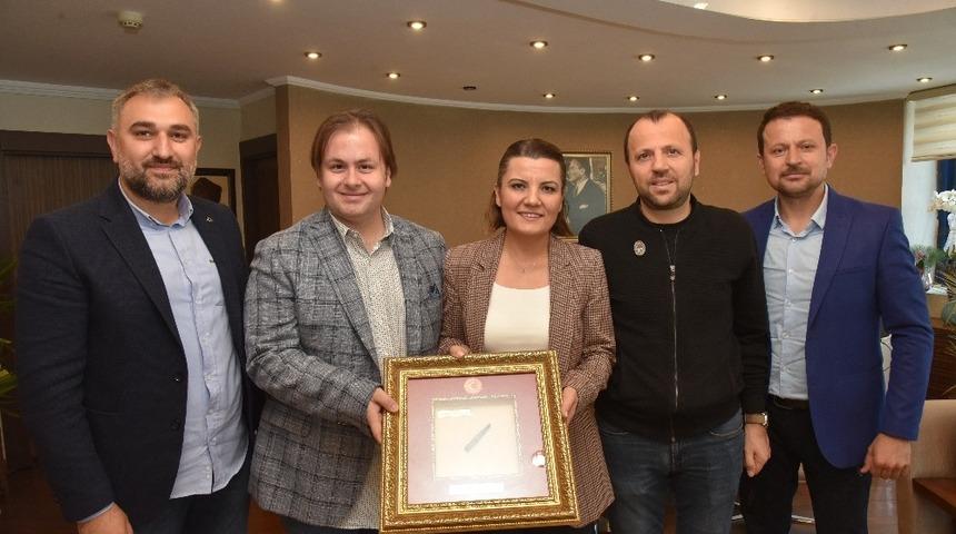 Gazilerden Başkan H&uuml;rriyet&rsquo;e anlamlı hediye