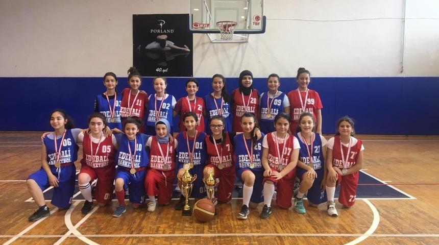 Edebali Ortaokulu ekibi basketbol turnuvası şampiyonu