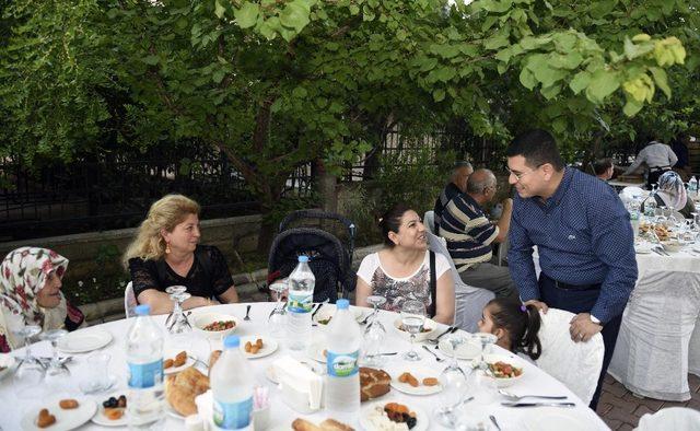 Tütüncü çiftinden komşularına iftar