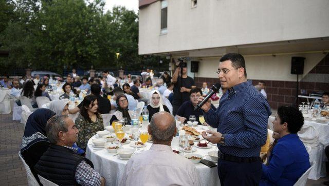 Tütüncü çiftinden komşularına iftar