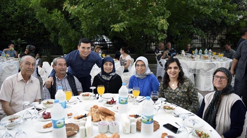 Tütüncü çiftinden komşularına iftar