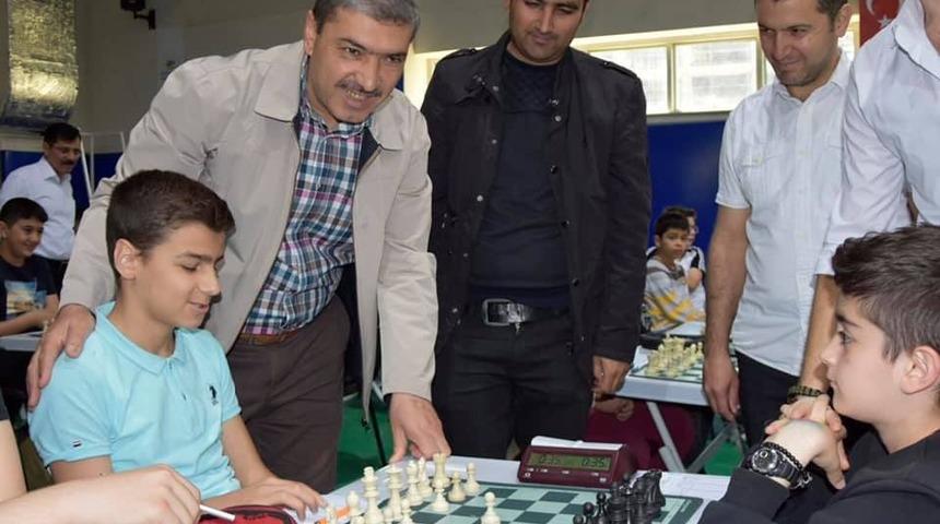 Satranç turnuvasında ter döktüler