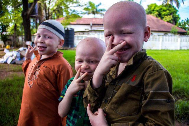 Bayram öncesi Tanzanya'daki çocukların yüzünü güldürdüler