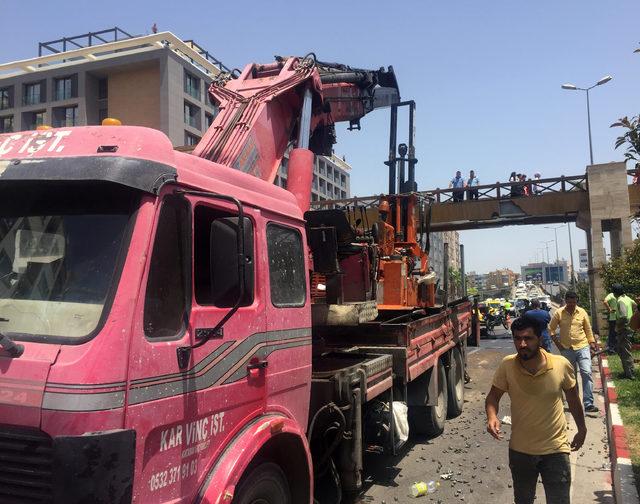 Seyir halinde açılan vinç, üst geçide çarptı: 2 yaralı