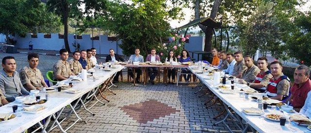 Kaymakam Düzgün erlerle iftar yaptı