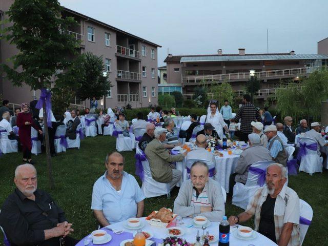 Huzurevi sakinleri ile iftarda buluştu