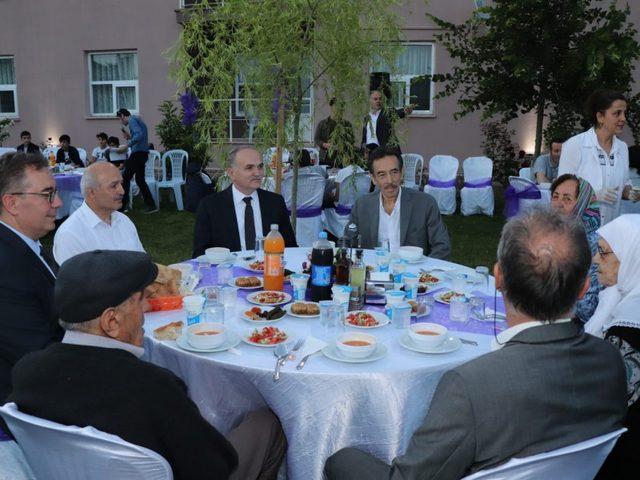 Huzurevi sakinleri ile iftarda buluştu