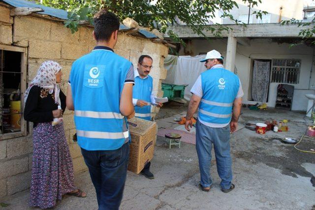 Beşir Derneğinden kumanya ve kıyafet yardımı