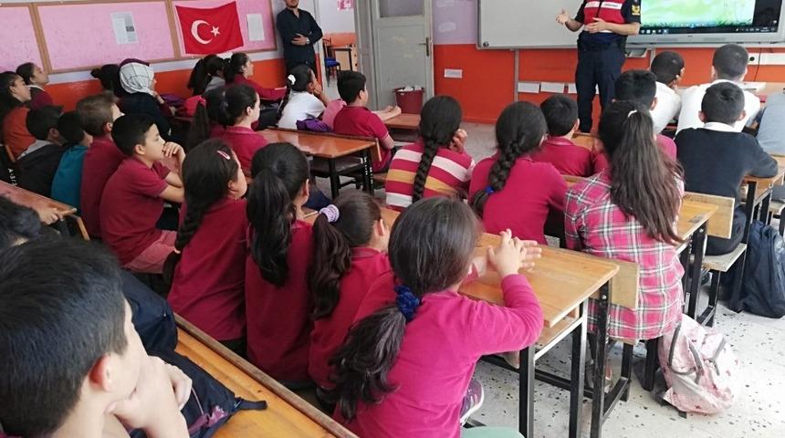 Jandarma trafik timlerinden bin 800 &ouml;ğrenciye eğitim