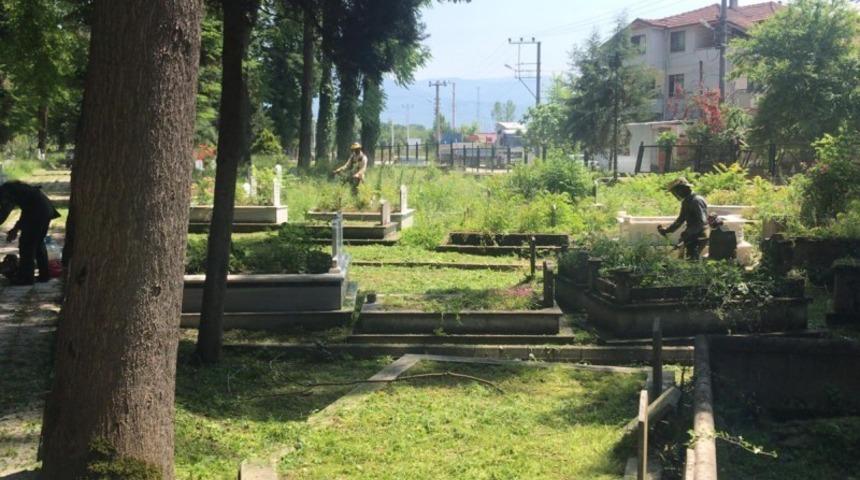 Mezarlıklarda bayram temizliği