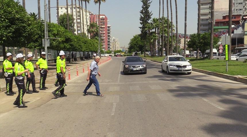 Adana'da yayaya öncelik vermeyen sürücü, yaya geçicinden yürütüldü