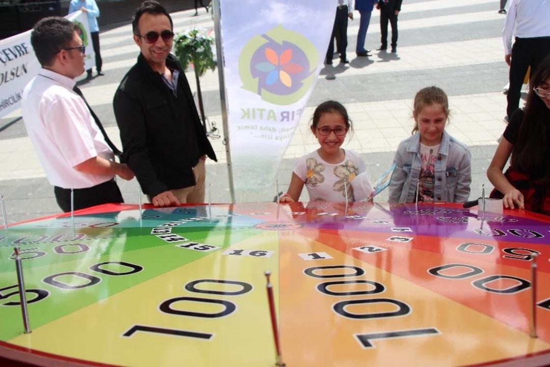 Şenlik havasında D&uuml;nya &Ccedil;evre G&uuml;n&uuml; etkinliği