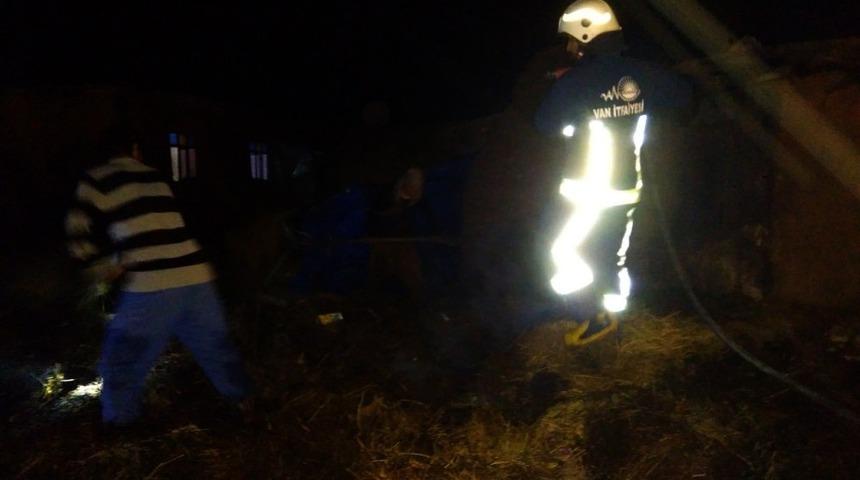 Başkale&rsquo;de ahır ve samanlık yangını