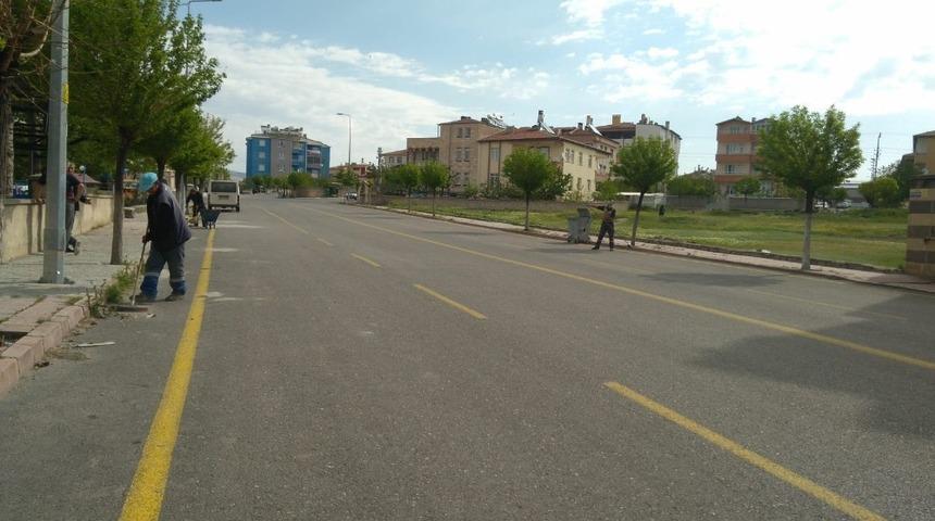 Develi&rsquo;de bayram &ouml;ncesi temizlik &ccedil;alışmaları s&uuml;r&uuml;yor