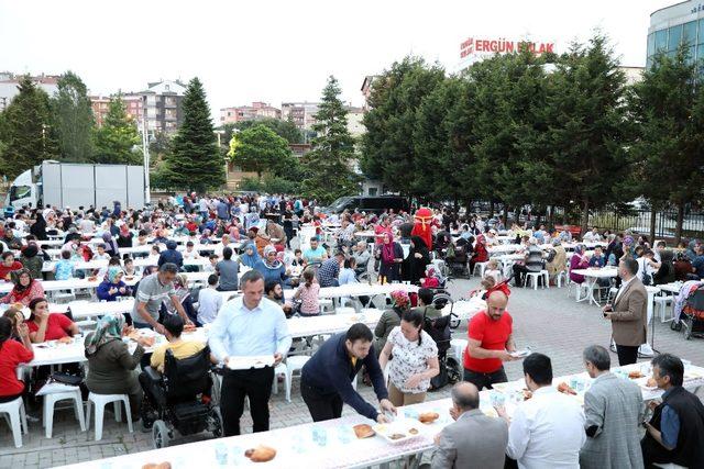 Başkan Çiftçi, engelli vatandaşlar ve ailelerini iftarda ağırladı