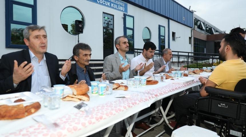 Başkan &Ccedil;ift&ccedil;i, engelli vatandaşlar ve ailelerini iftarda ağırladı