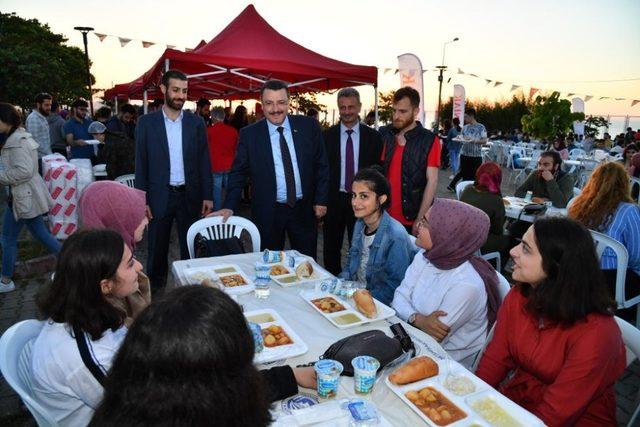 Genç, öğrencilerle birlikte iftarını açtı