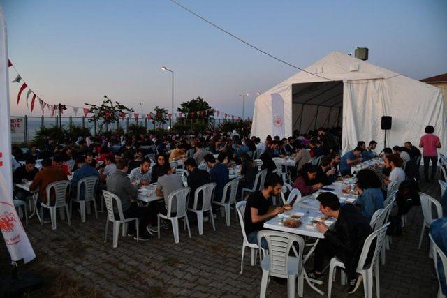 Genç, öğrencilerle birlikte iftarını açtı