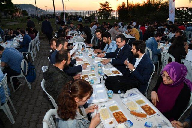 Genç, öğrencilerle birlikte iftarını açtı