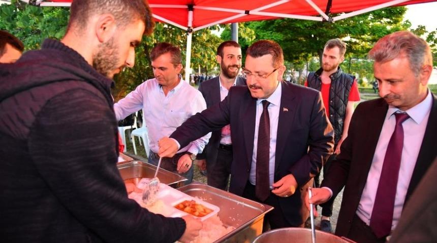 Gen&ccedil;, &ouml;ğrencilerle birlikte iftarını a&ccedil;tı