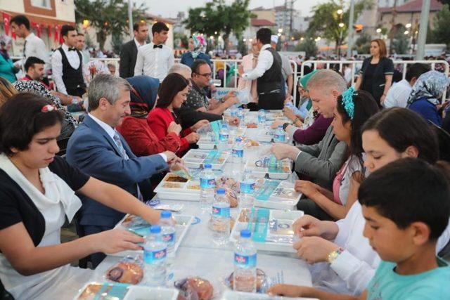 Vali Gül iftarını vatandaşlarla açtı