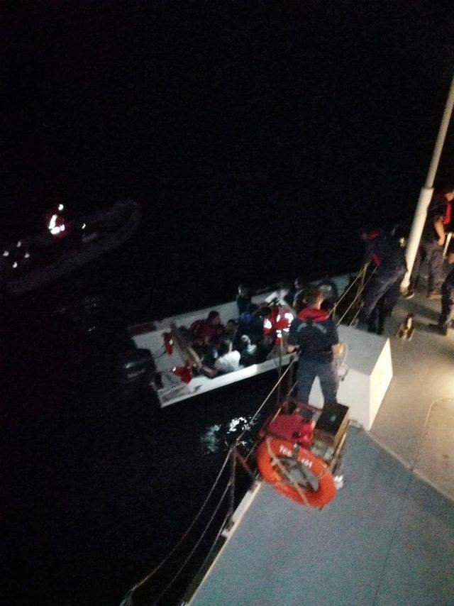 Tekneleri batan kaçak göçmenleri sahil güvenlik ekipleri kurtardı