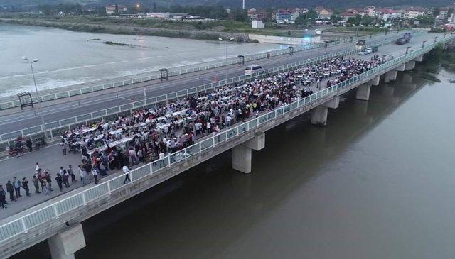 Bin 200 kişiyi köprüdeki iftarda ağırladılar