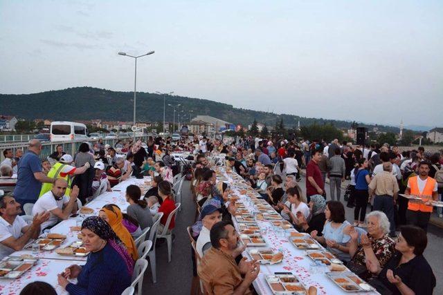 Bin 200 kişiyi köprüdeki iftarda ağırladılar