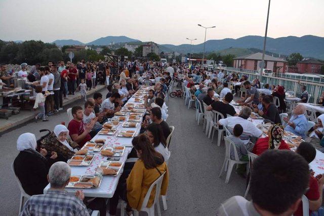 Bin 200 kişiyi köprüdeki iftarda ağırladılar