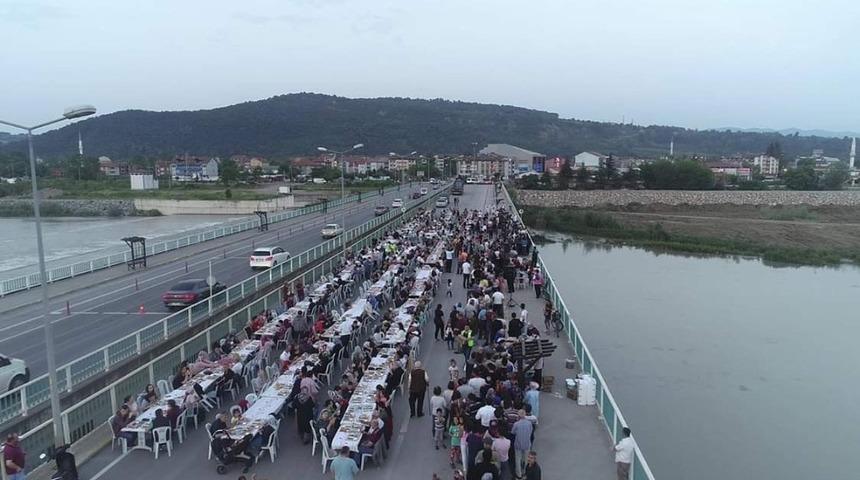 Bin 200 kişiyi köprüdeki iftarda ağırladılar