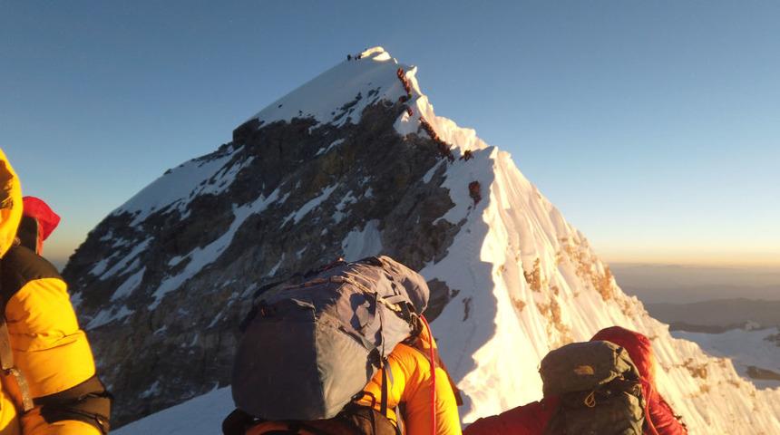 Everest'te dağcı &ouml;l&uuml;mleri: İnsanlar cesetleri &ccedil;iğneyerek ilerliyordu