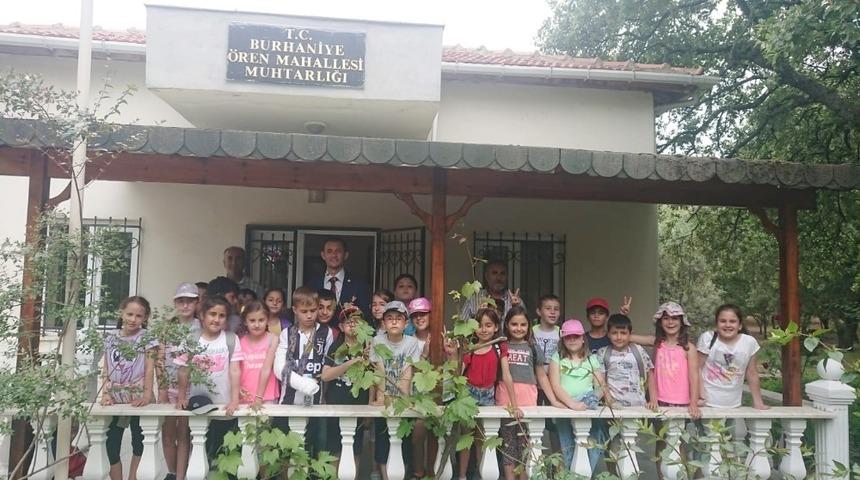 Burhaniyeli &ouml;ğrencilerin muhtarlık ziyareti